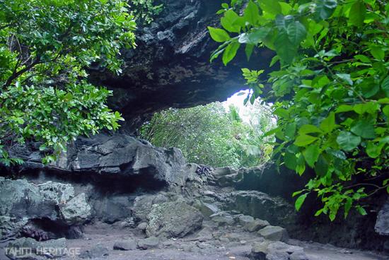 Aukena grotte percee 2004 tahitiheritage